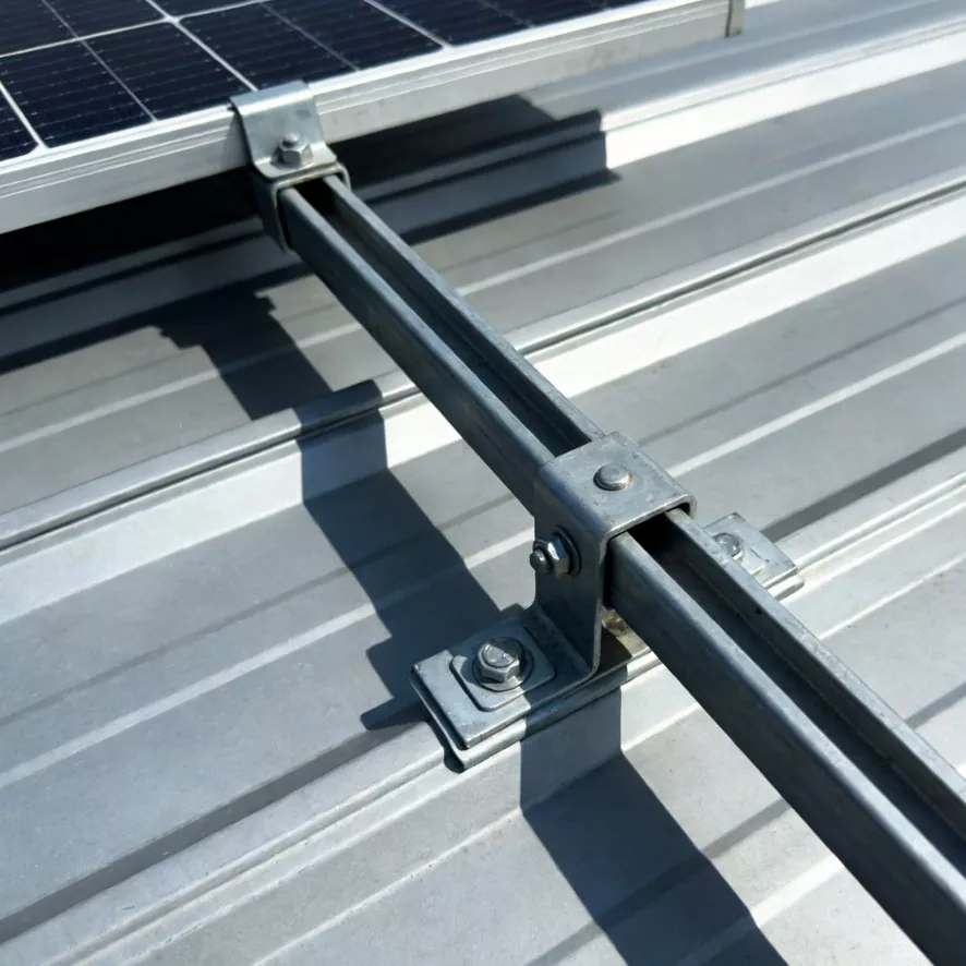 Dlaczego METALOWY MONTAŻ SOLARNY NA DACHU jest najlepszą inwestycją w długoterminowe projekty związane z energią słoneczną